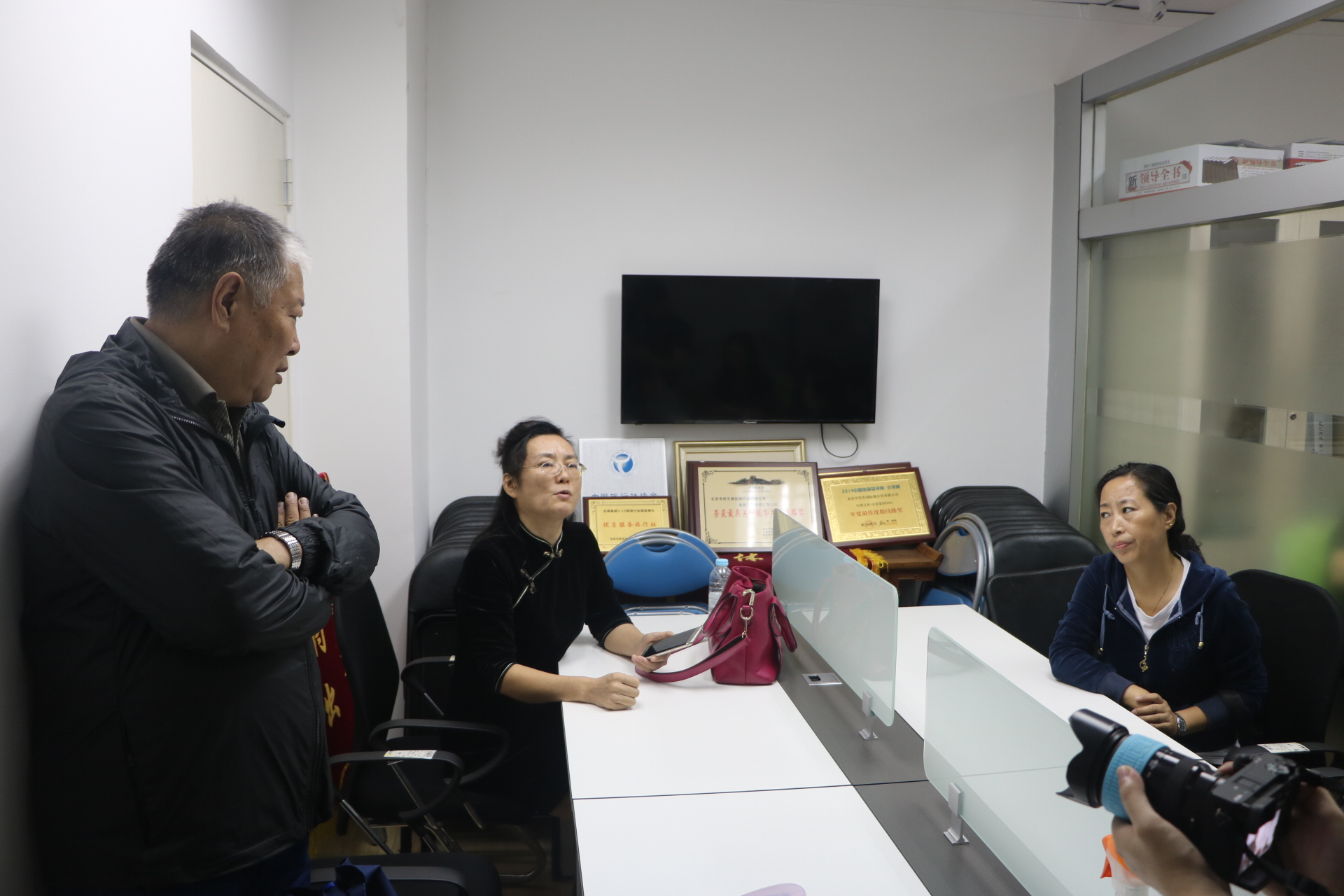 7 消费者在旅行社办公室等说法.jpg