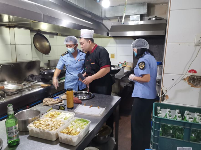 你我同查 齐齐哈尔严查“网红餐厅”食品安全