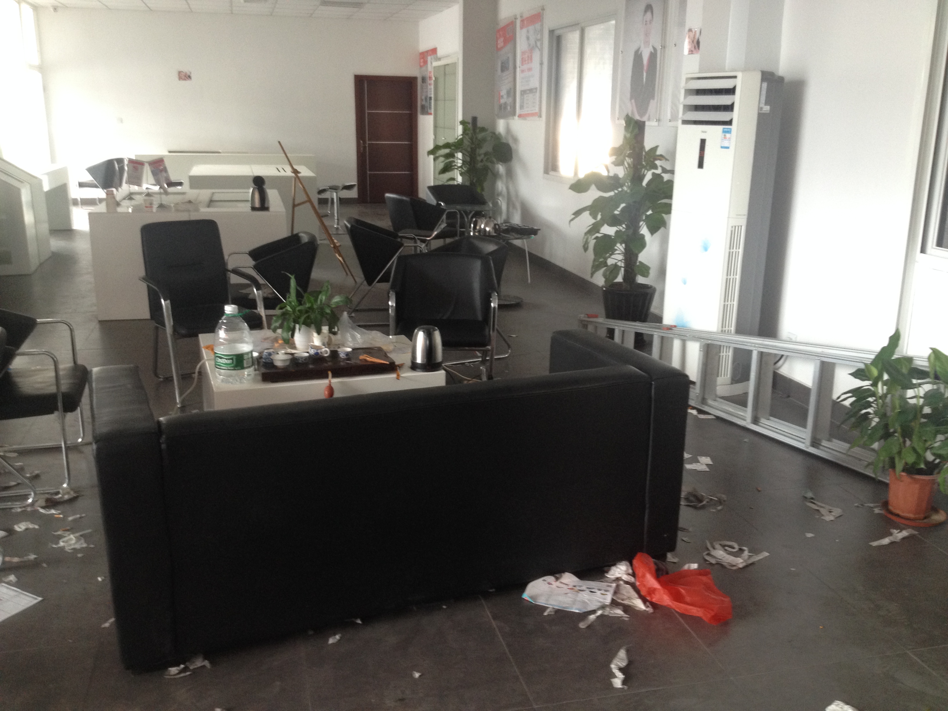 办公室一片狼藉.JPG