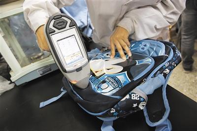 媒体称市售书包测出甲醛 最高超标37倍(图)